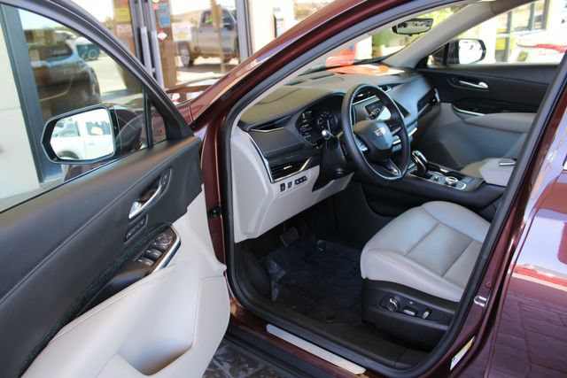 Used 2022 Cadillac XT4 Premium Luxury w/ Technology Package FWD image 9