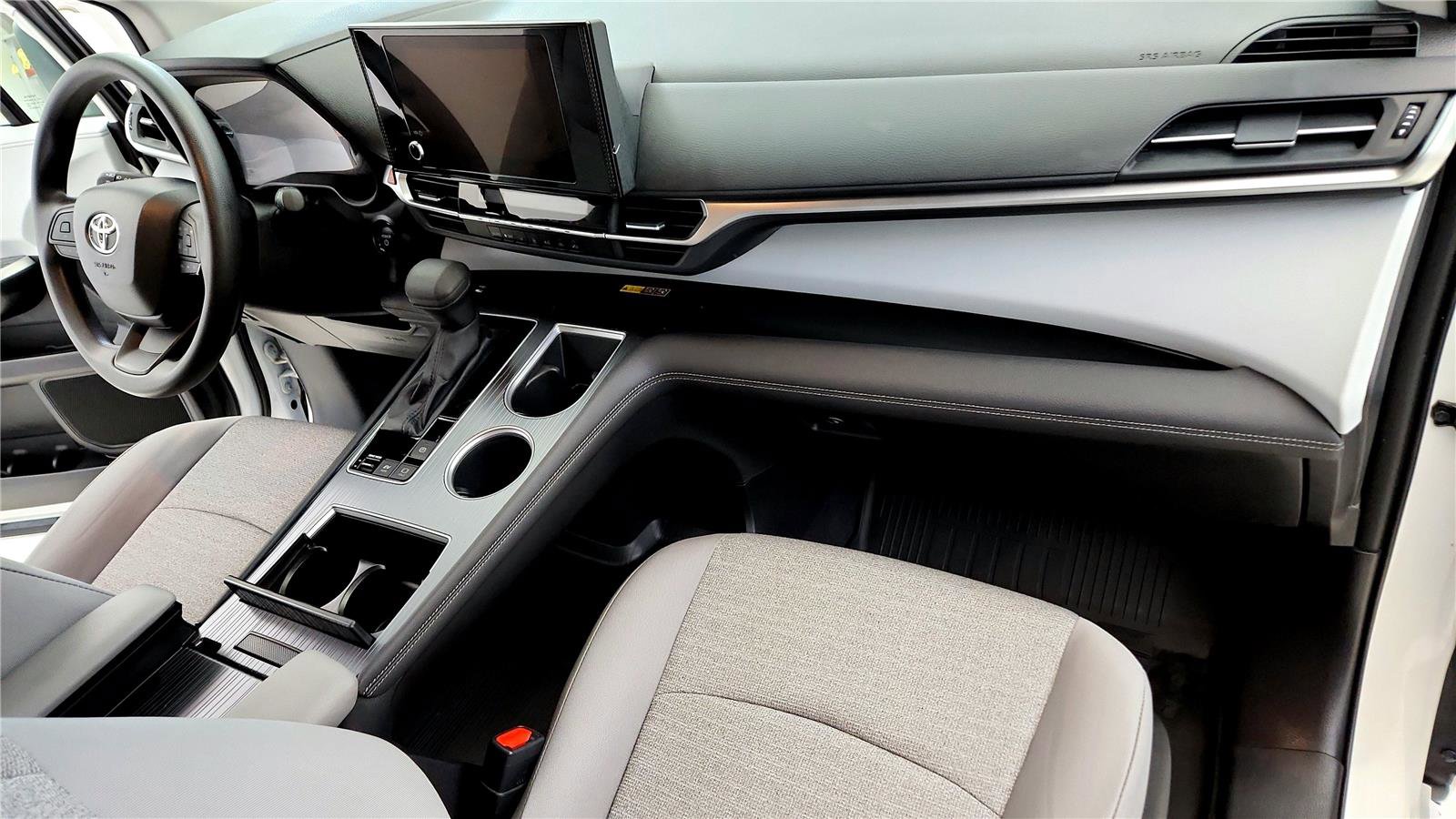Used 2025 Toyota Sienna LE AWD/4WD image 16