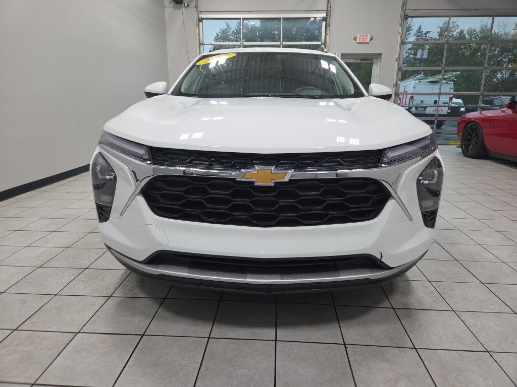 Used 2025 Chevrolet Trax LT w/ LT Convenience Package FWD image 6