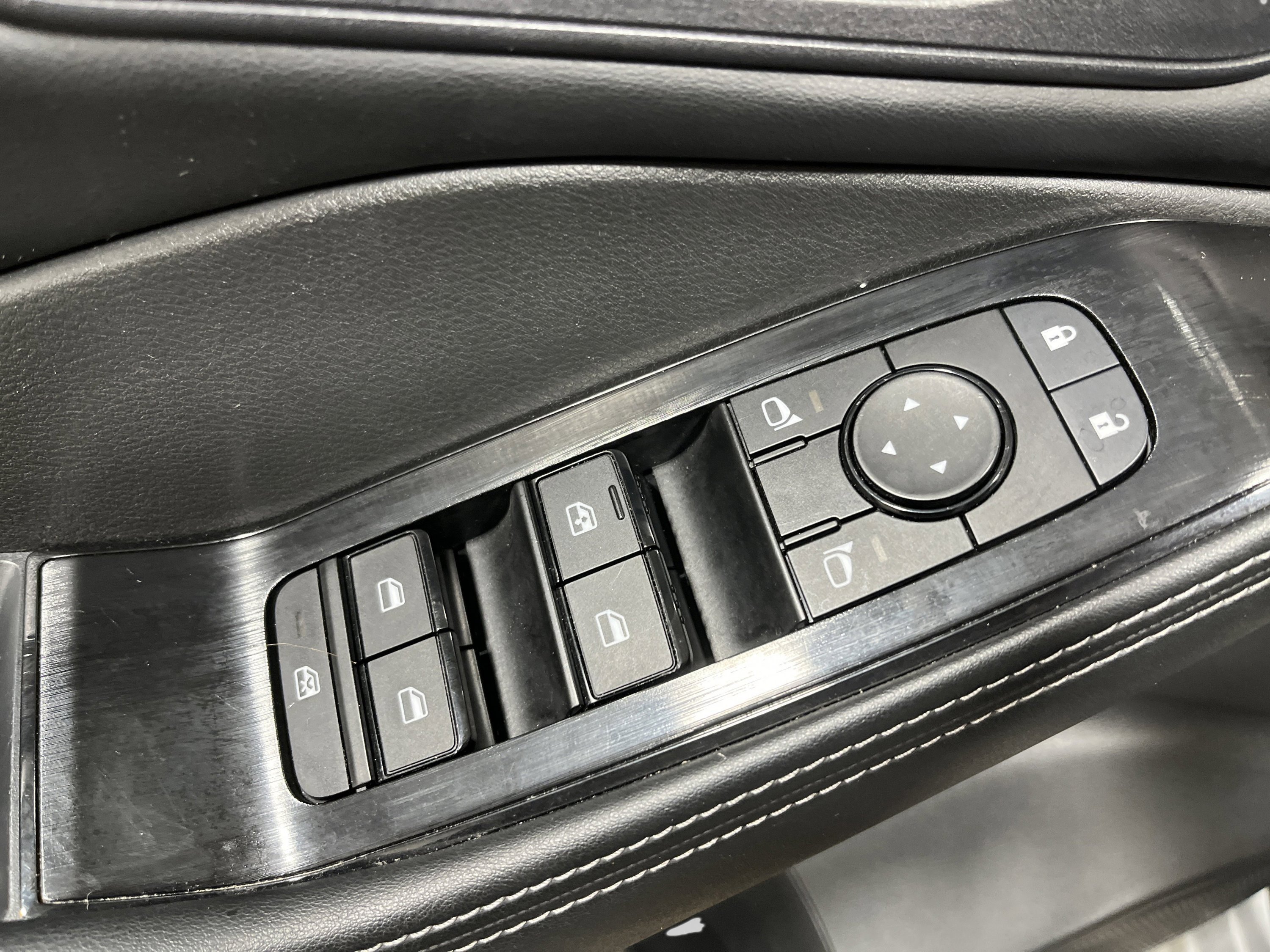 Used 2024 Nissan Rogue SV image 28