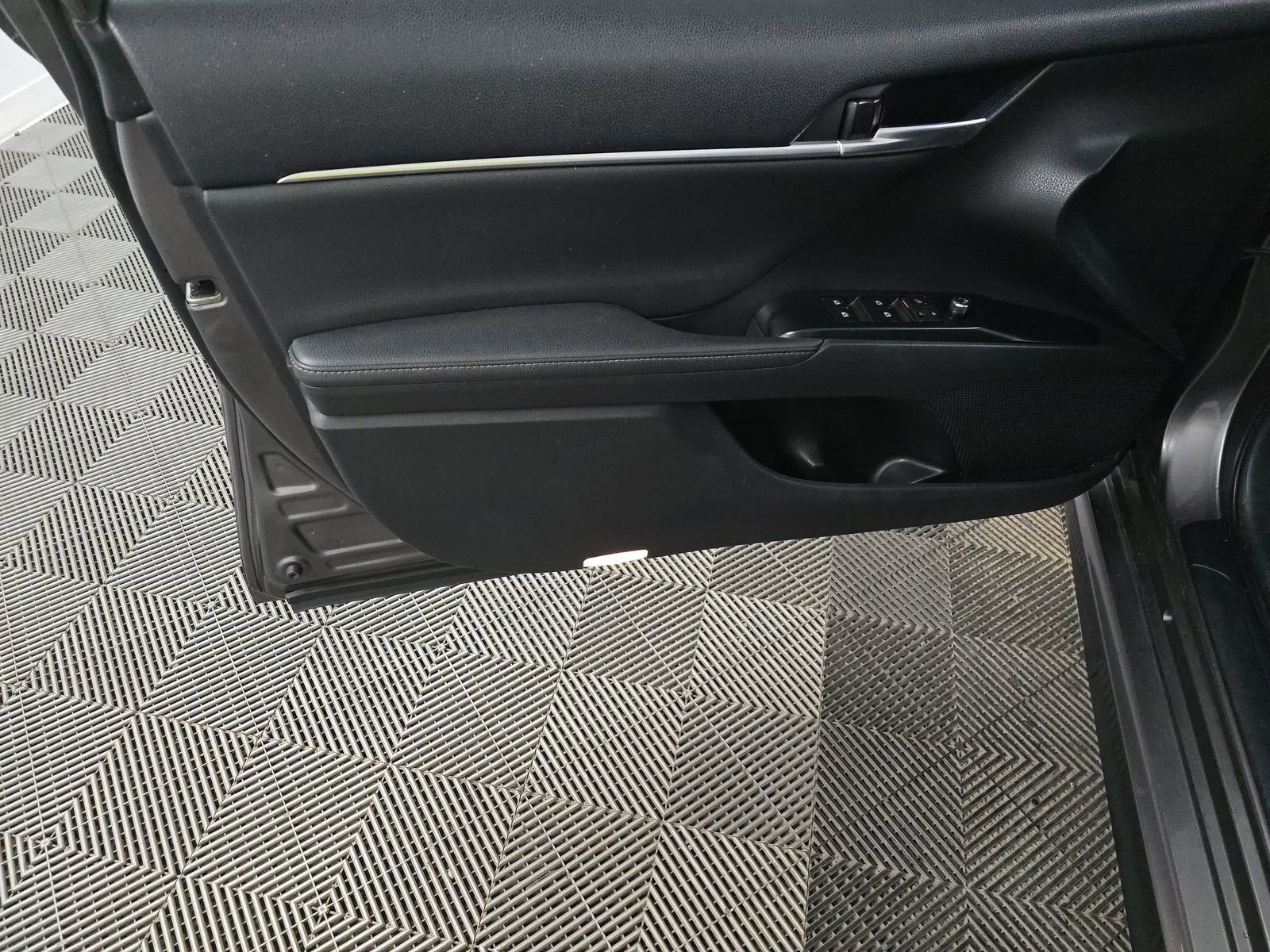 Used 2020 Toyota Camry XSE image 12