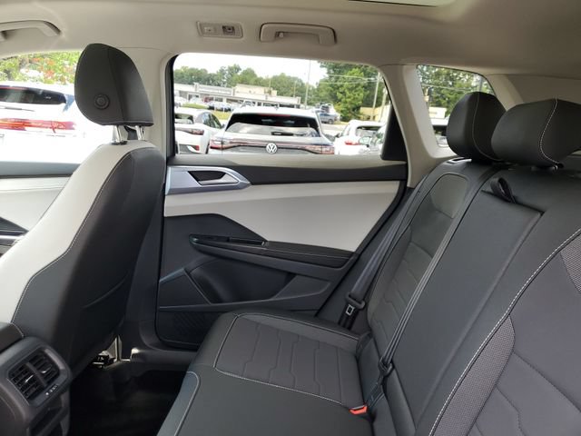 Certified 2025 Volkswagen Taos SE w/ Panoramic Sunroof Package FWD image 16