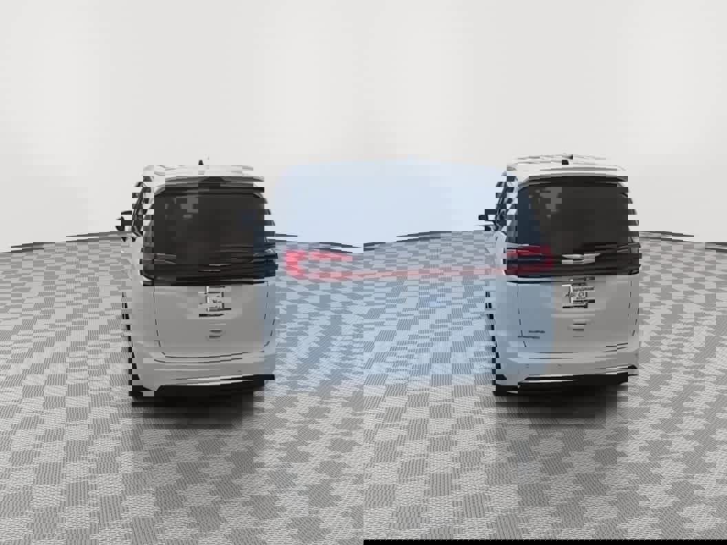 Used 2023 Chrysler Pacifica Touring-L image 7