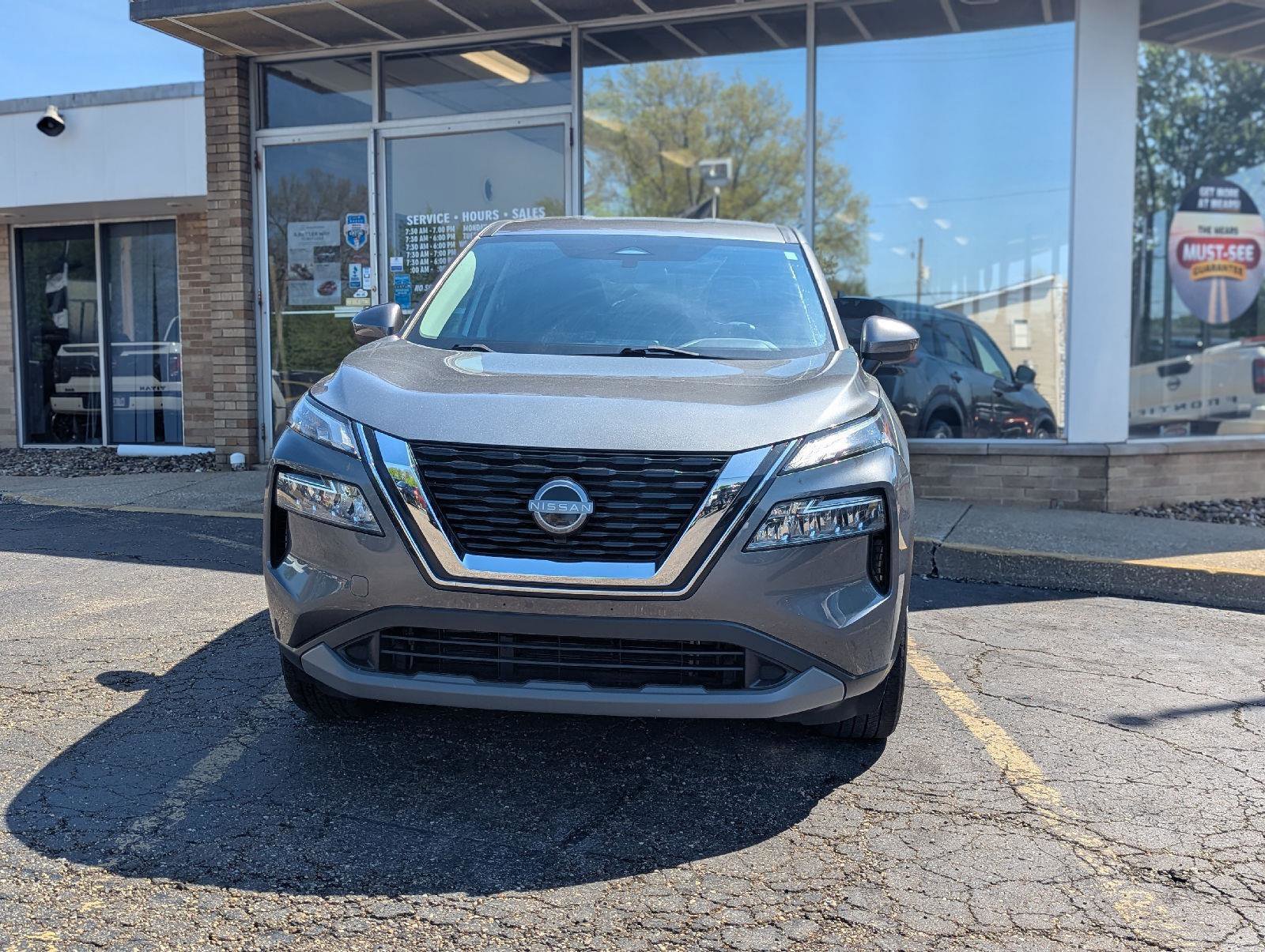 Used 2023 Nissan Rogue SV AWD/4WD image 2