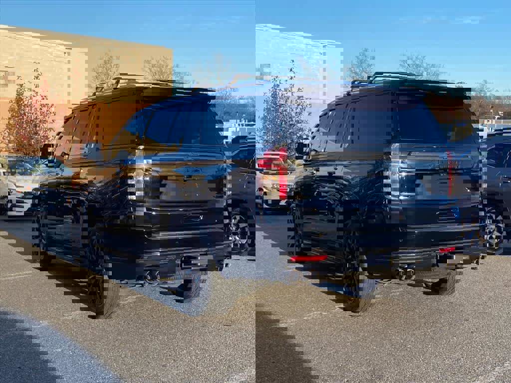 Used 2022 Chevrolet Suburban High Country image 3