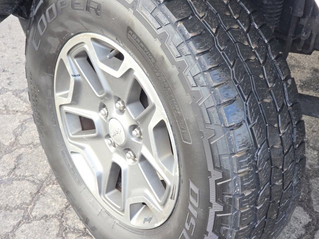 Used 2014 Jeep Wrangler Unlimited Rubicon w/ Connectivity Group image 8