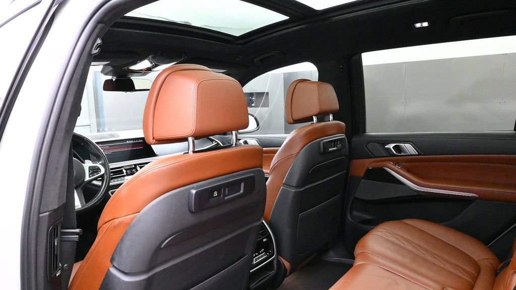 Used 2021 BMW X7 M50i w/ Dynamic Handling Package AWD/4WD image 26
