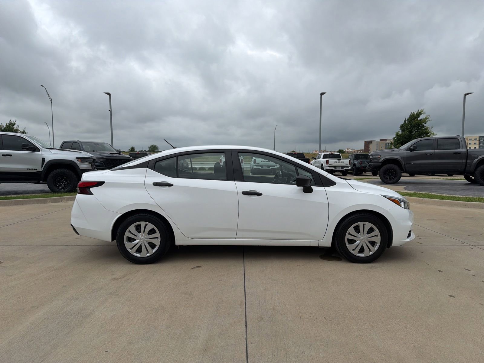 Used 2022 Nissan Versa S FWD image 6