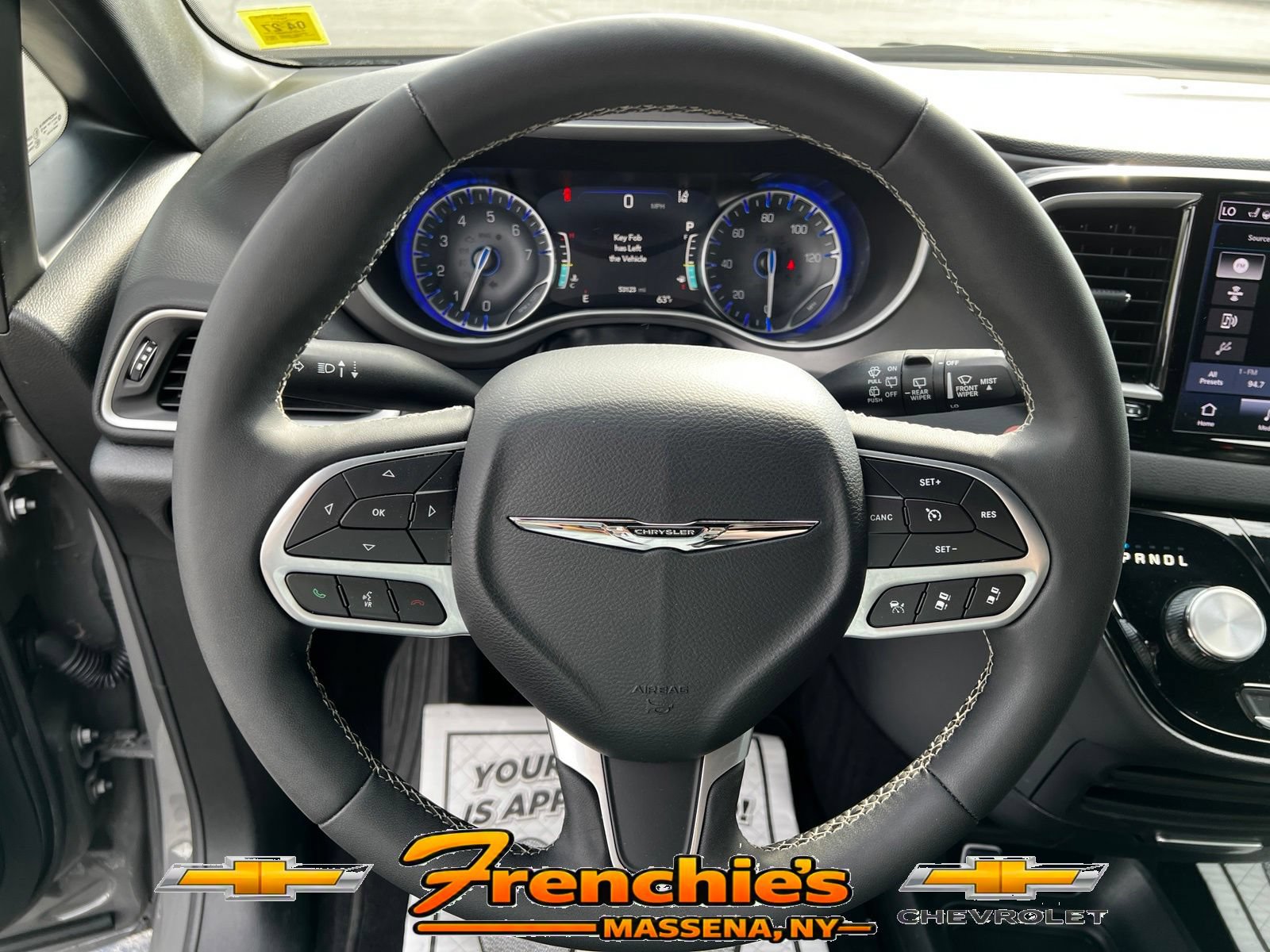 Used 2025 Chrysler Pacifica Select FWD image 18