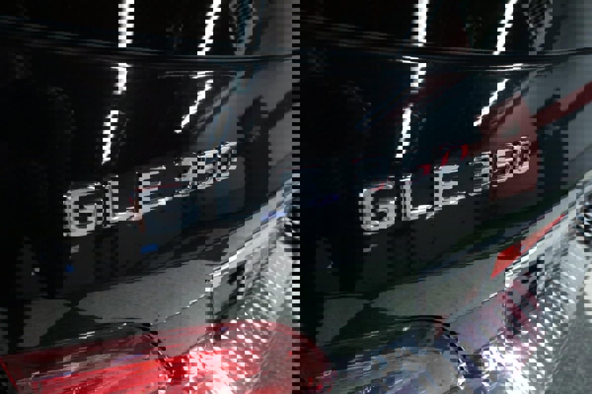 Used 2018 Mercedes-Benz GLE 350 4MATIC SUV w/ Premium 1 Package image 34