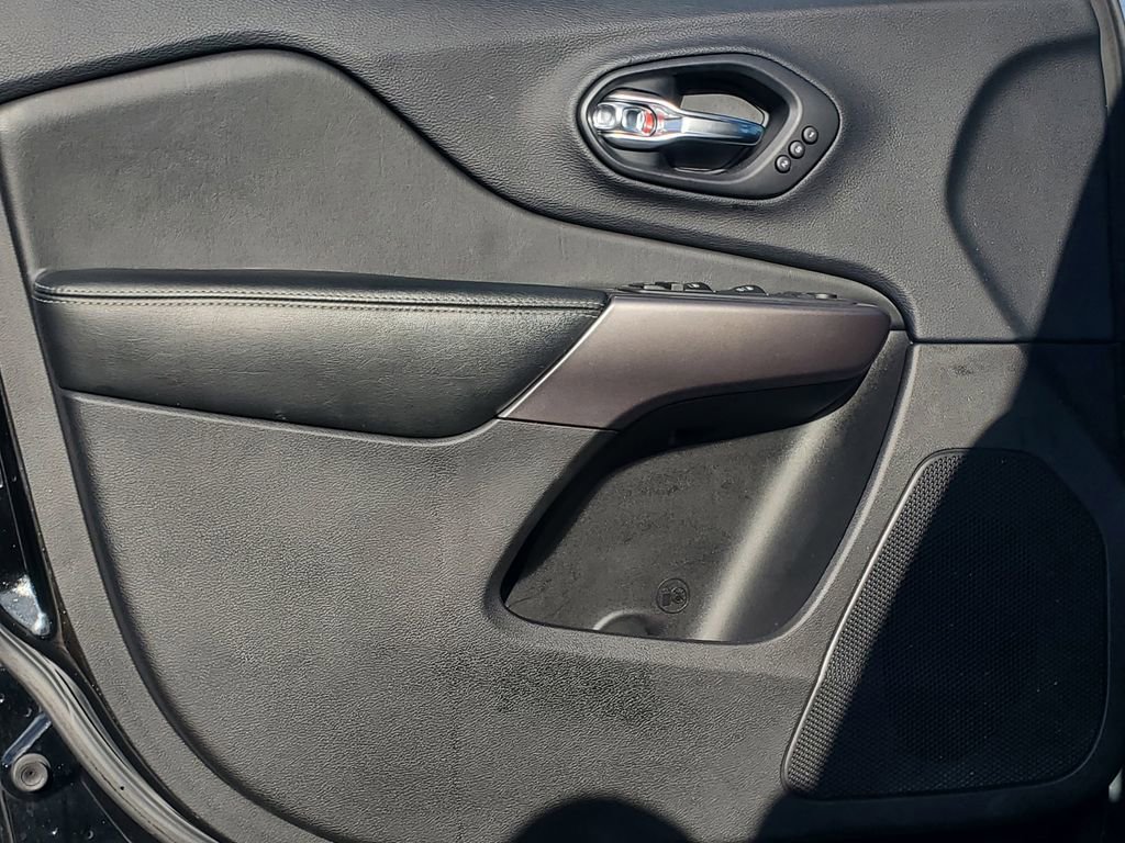 Used 2019 Jeep Cherokee Limited image 12