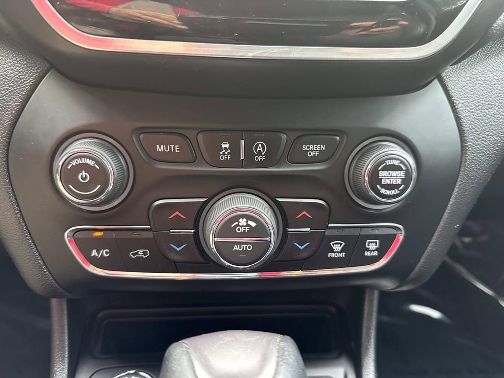 Used 2020 Jeep Cherokee Limited AWD/4WD image 32