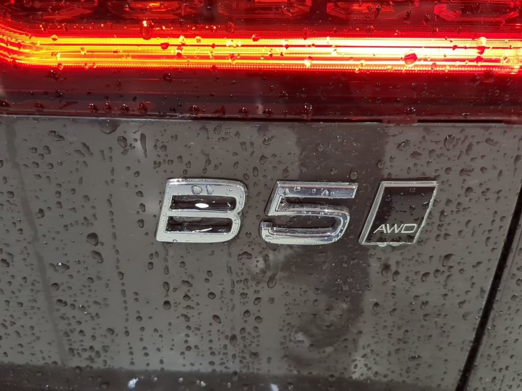 Used 2025 Volvo V60 B5 Cross Country Plus image 12