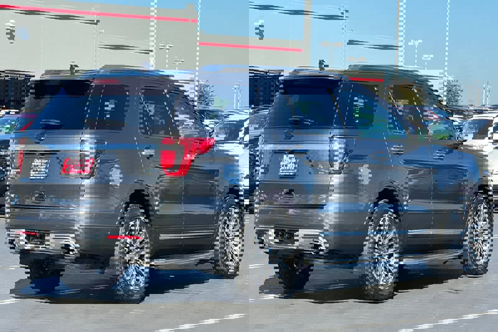 Used 2017 Ford Explorer Platinum image 2