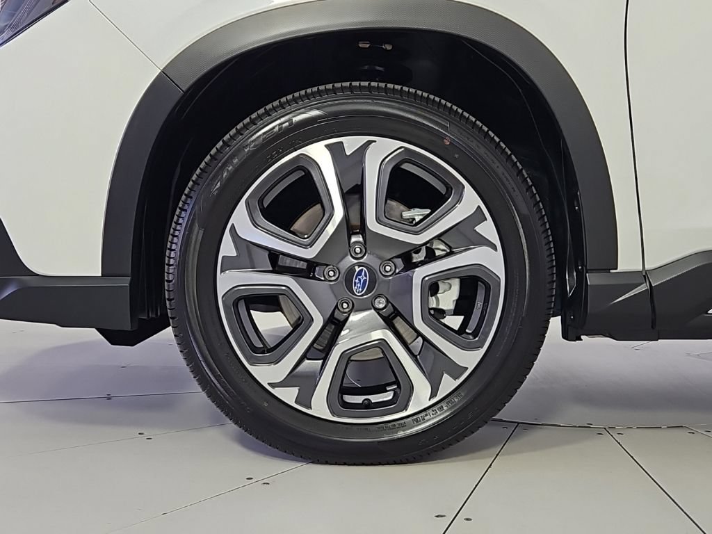 Used 2023 Subaru Ascent Limited w/ Technology Package AWD/4WD image 5