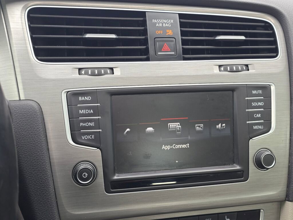 Used 2016 Volkswagen Golf SE image 31