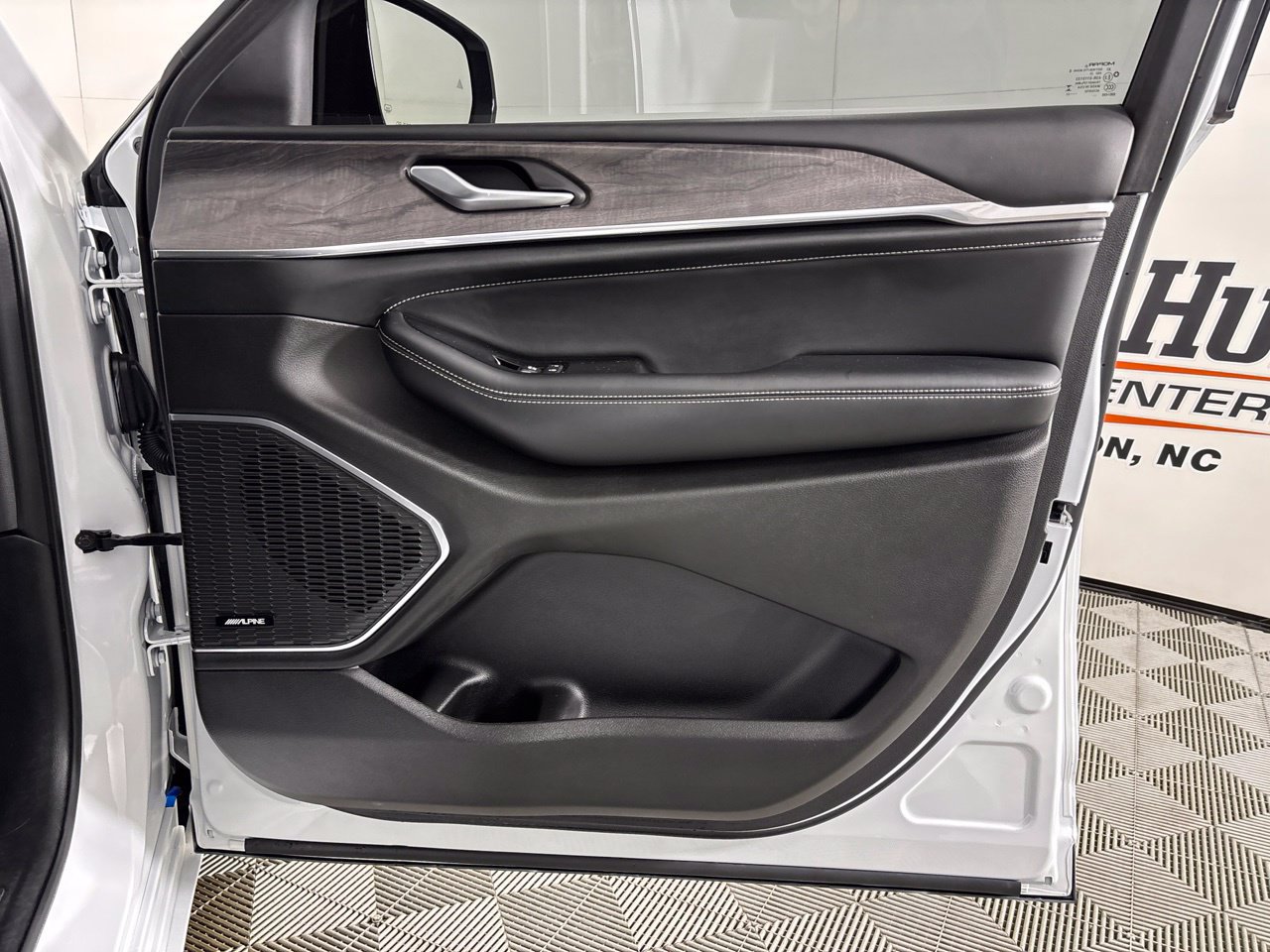 Used 2023 Jeep Grand Cherokee L Overland RWD image 33