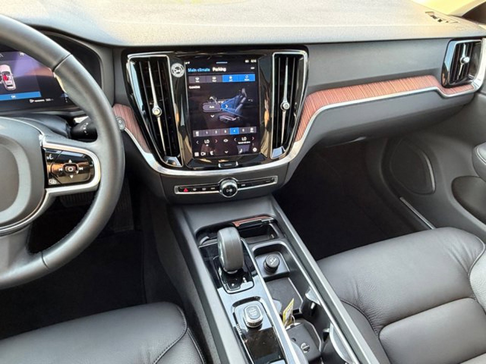 Used 2025 Volvo V60 B5 Cross Country Plus image 14