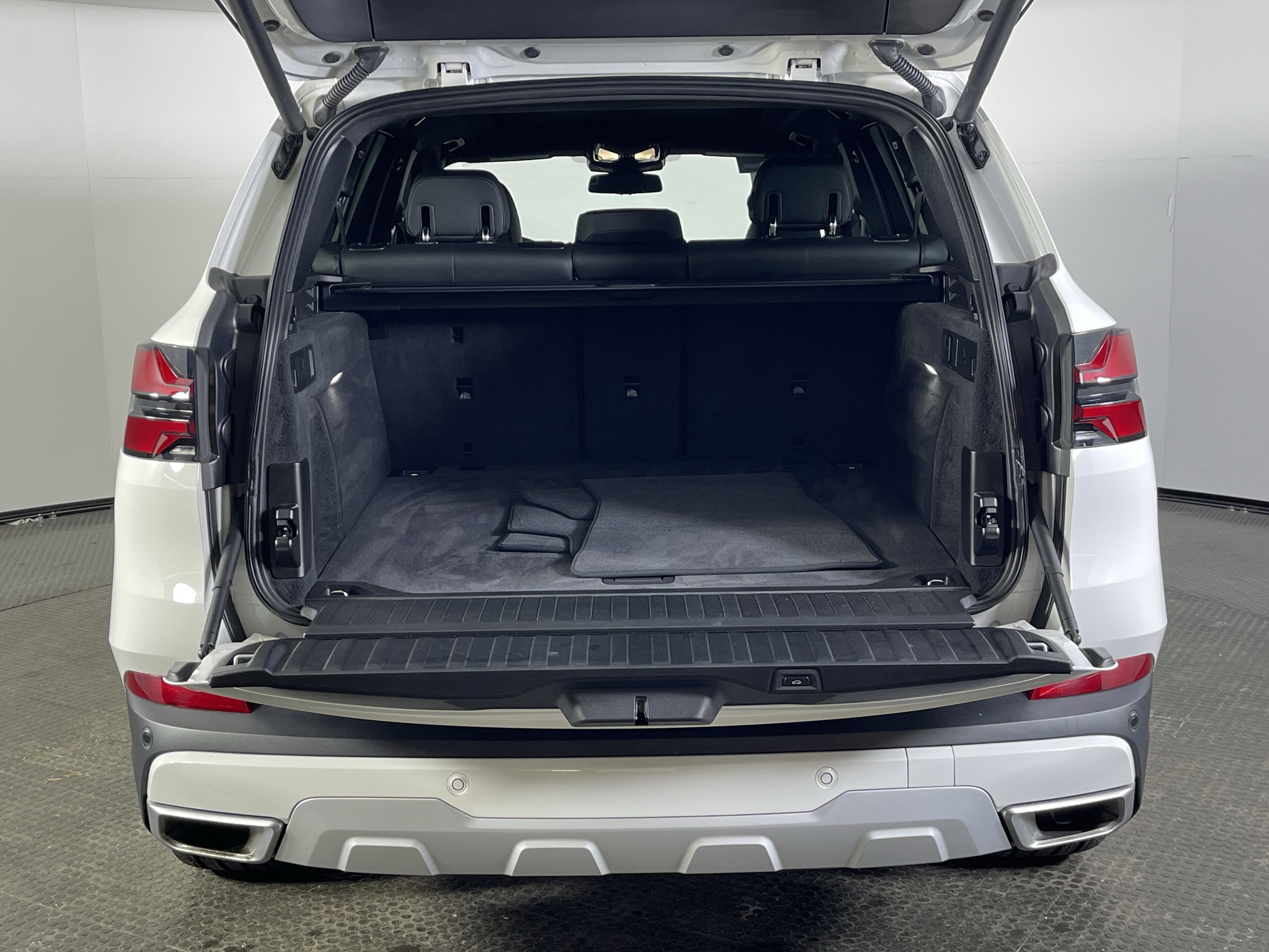 Certified 2024 BMW X5 xDrive40i w/ Premium Package image 8
