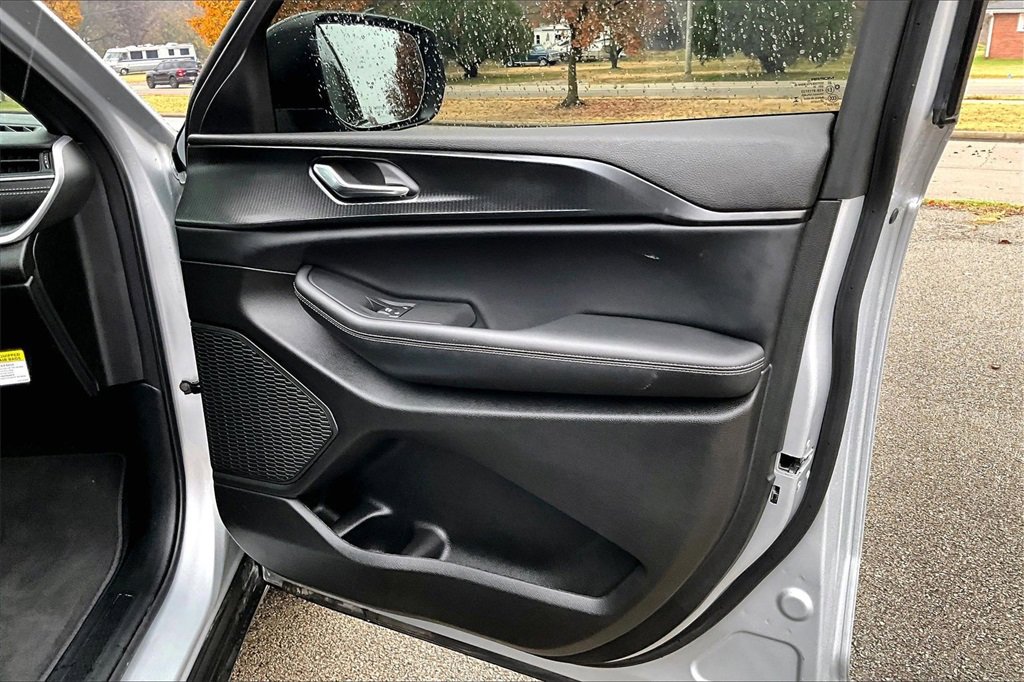 Used 2025 Jeep Grand Cherokee L Laredo w/ Luxury Tech Group I image 24