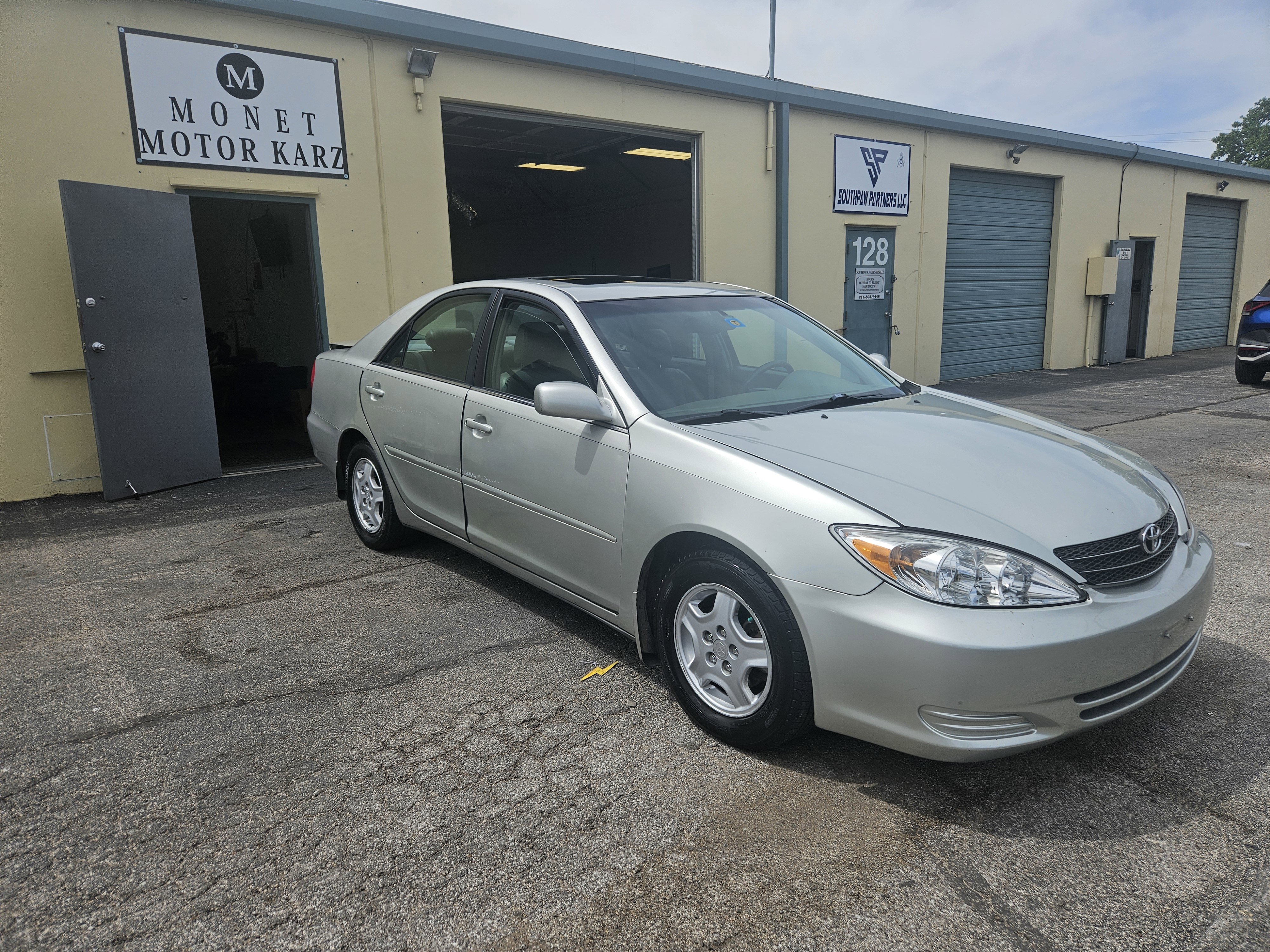 Used 2002 Toyota Camry LE FWD image 2