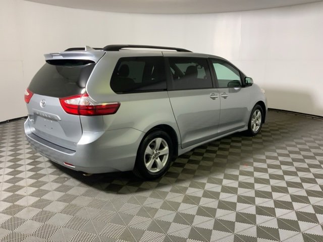 Used 2019 Toyota Sienna LE w/ LE Preferred Package image 8