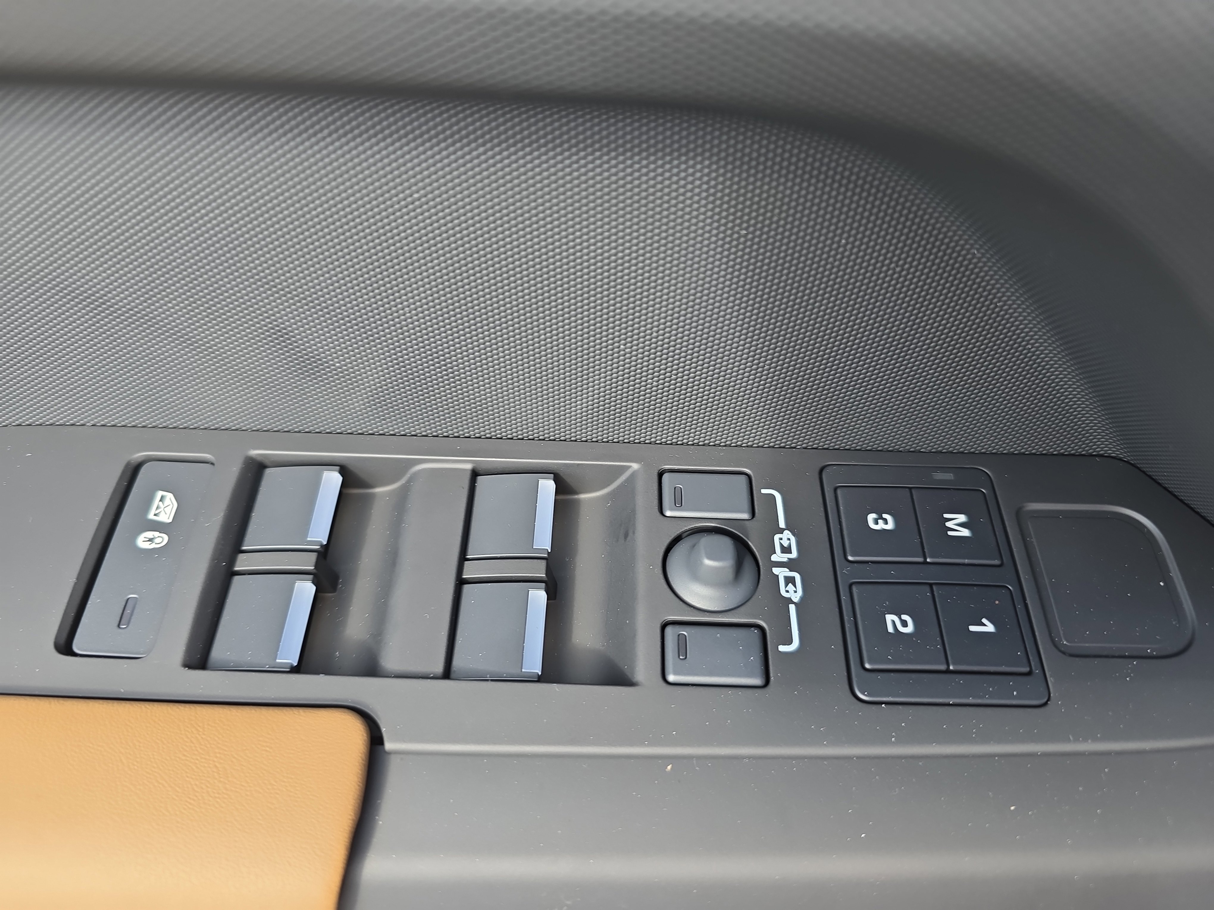 New 2026 Land Rover Defender 110 S image 27