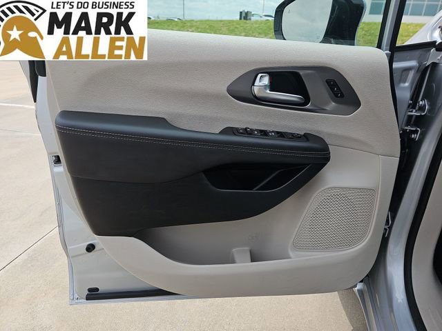 Used 2024 Chrysler Pacifica Touring-L FWD image 22