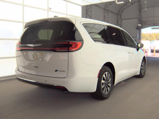 Used 2024 Chrysler Pacifica Limited FWD image 5