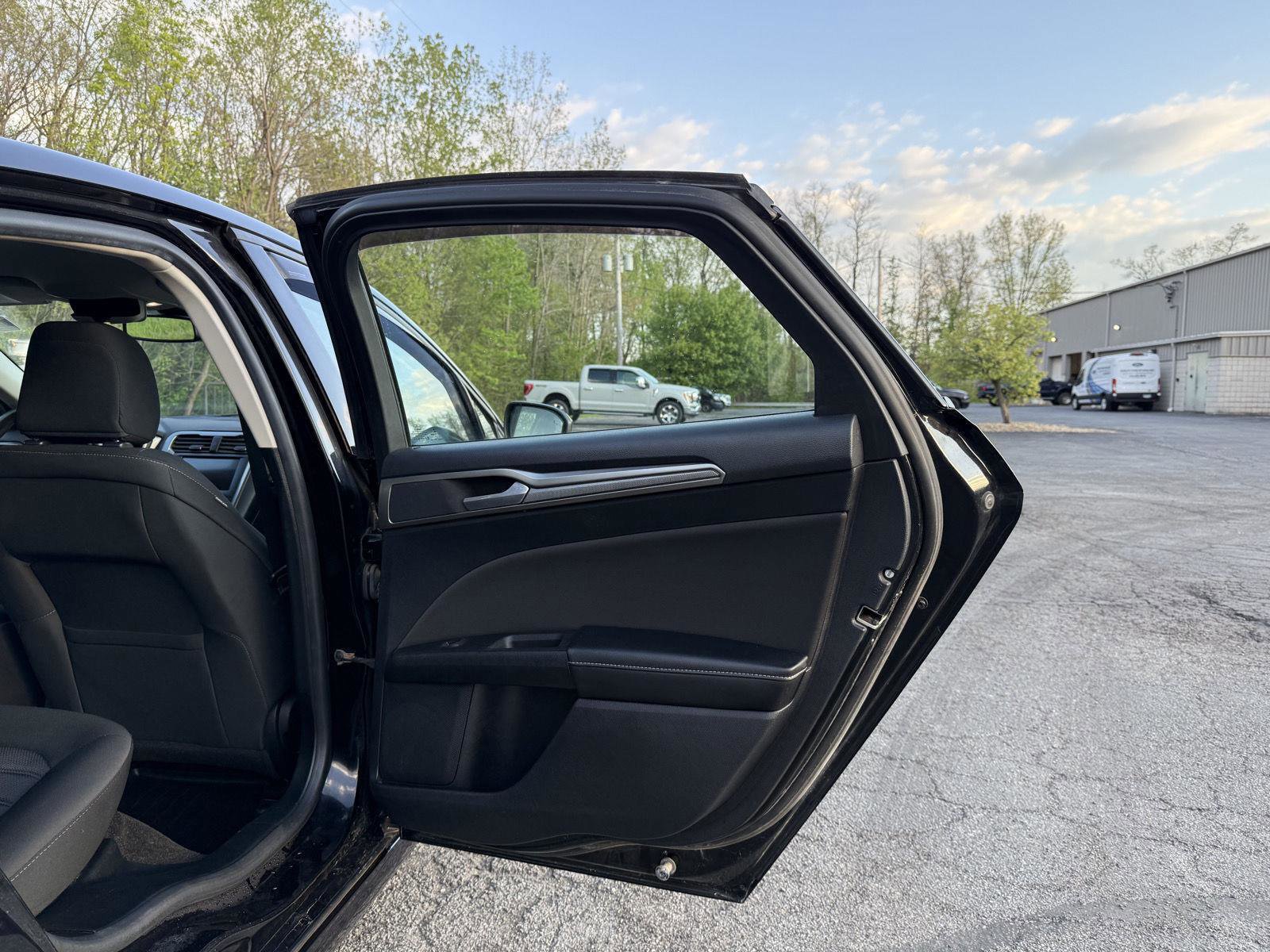 Used 2020 Ford Fusion SE FWD image 22