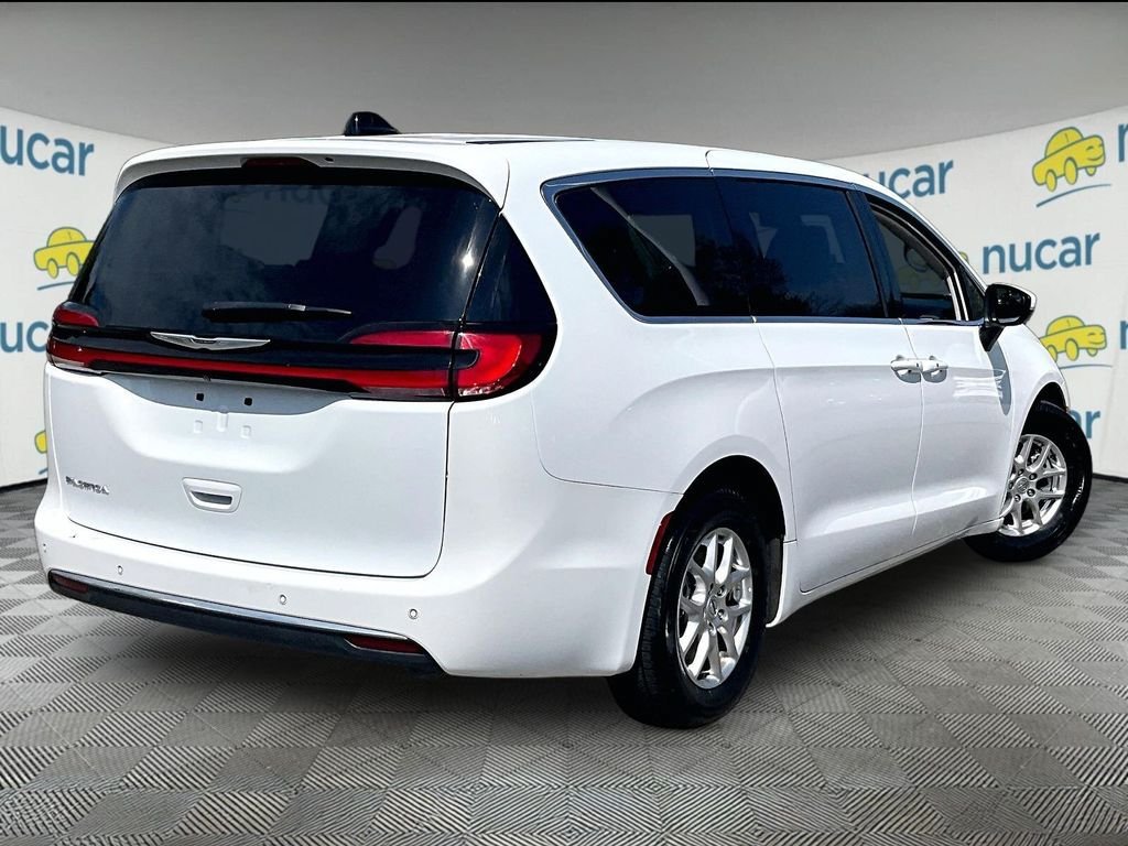Used 2023 Chrysler Pacifica Touring-L FWD image 6