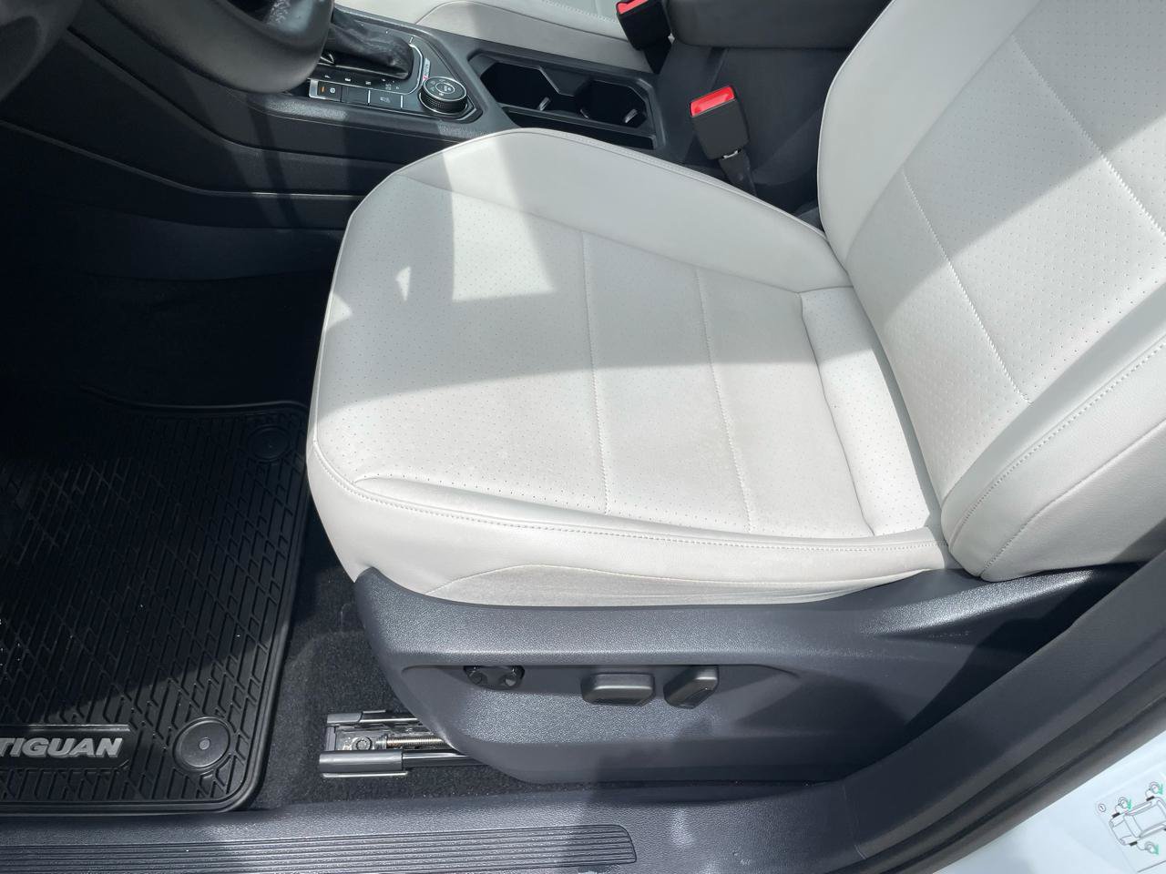 Used 2018 Volkswagen Tiguan SE AWD/4WD image 33