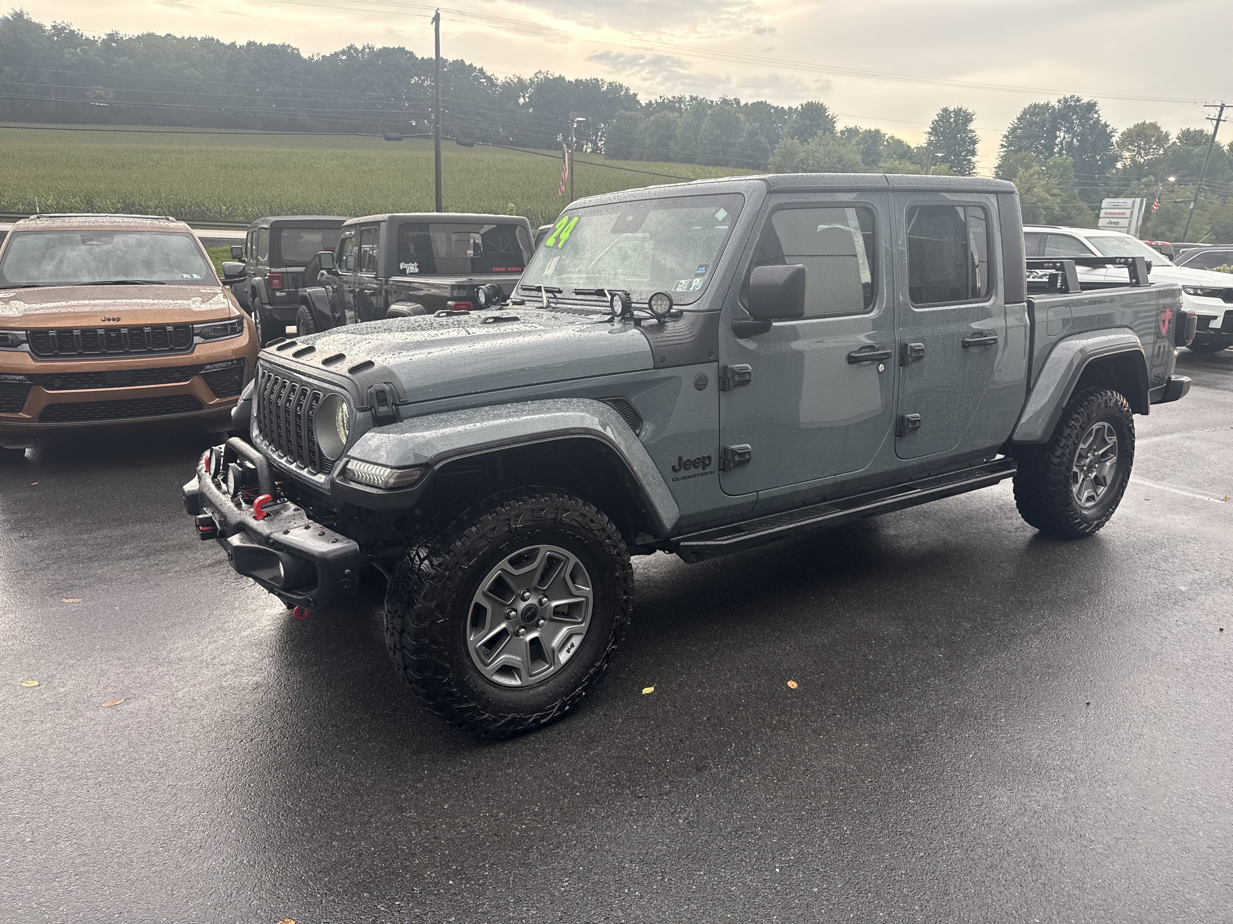 Used 2024 Jeep Gladiator Sport AWD/4WD image 8