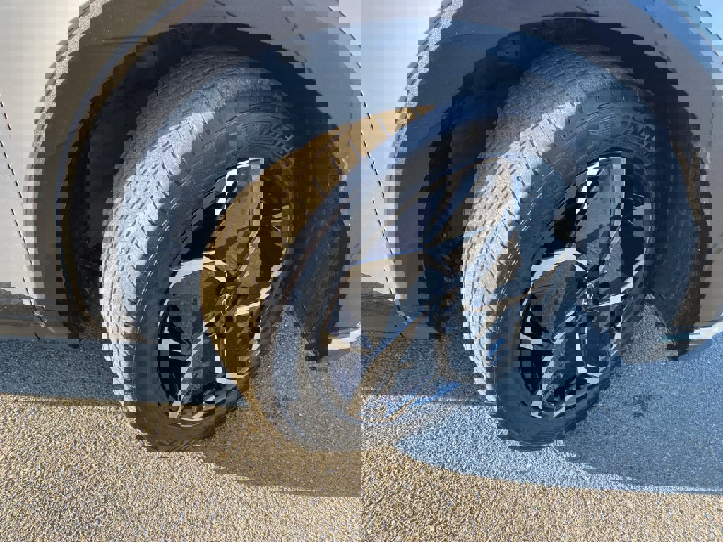 Used 2024 Hyundai Ioniq 5 SEL image 2