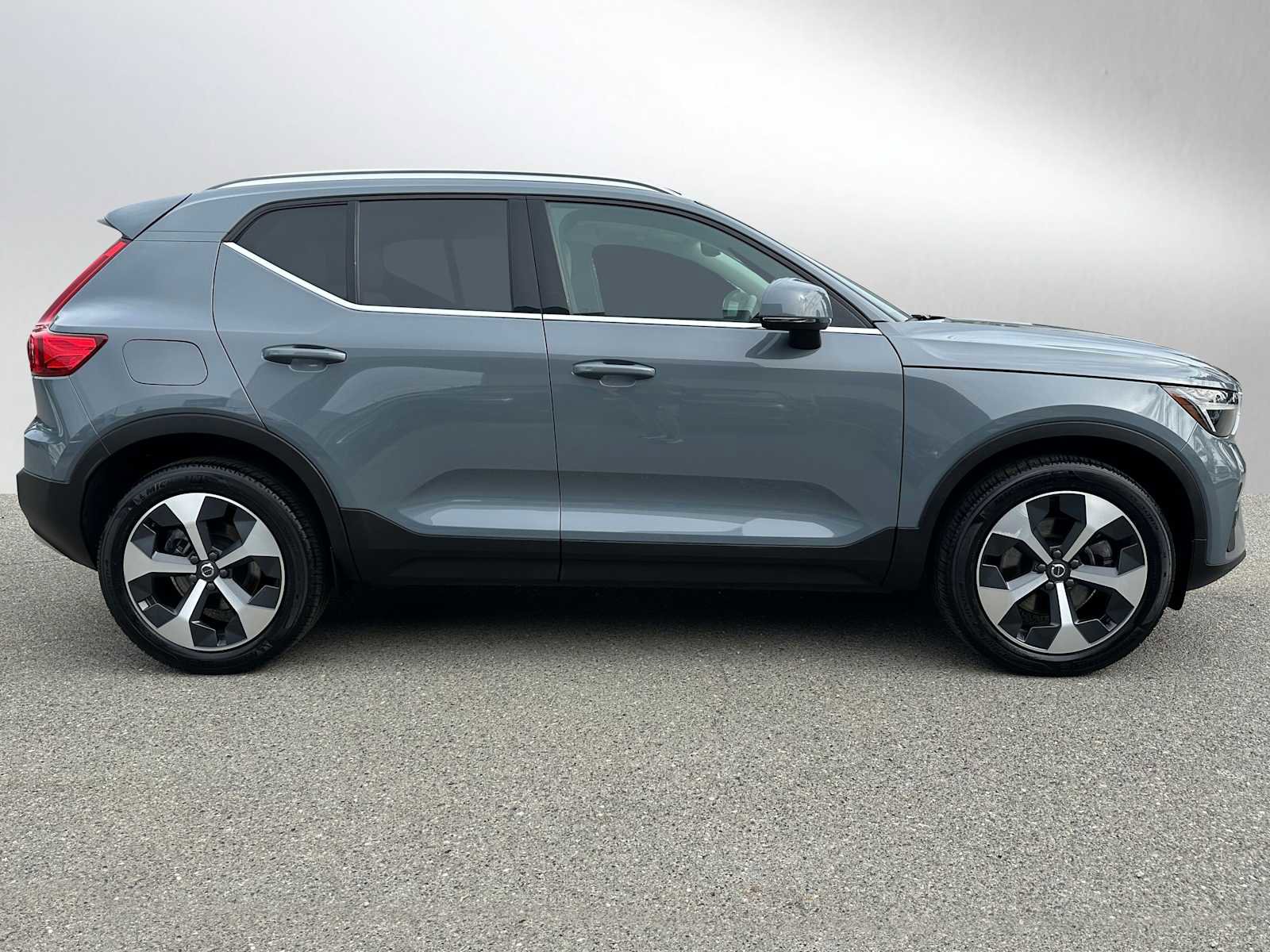 Certified 2023 Volvo XC40 B5 Plus w/ Protection Package Premier AWD/4WD image 3