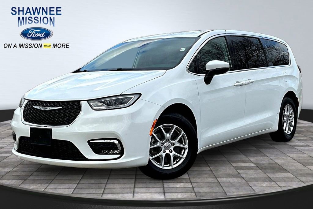 Used 2023 Chrysler Pacifica Touring-L FWD image 1