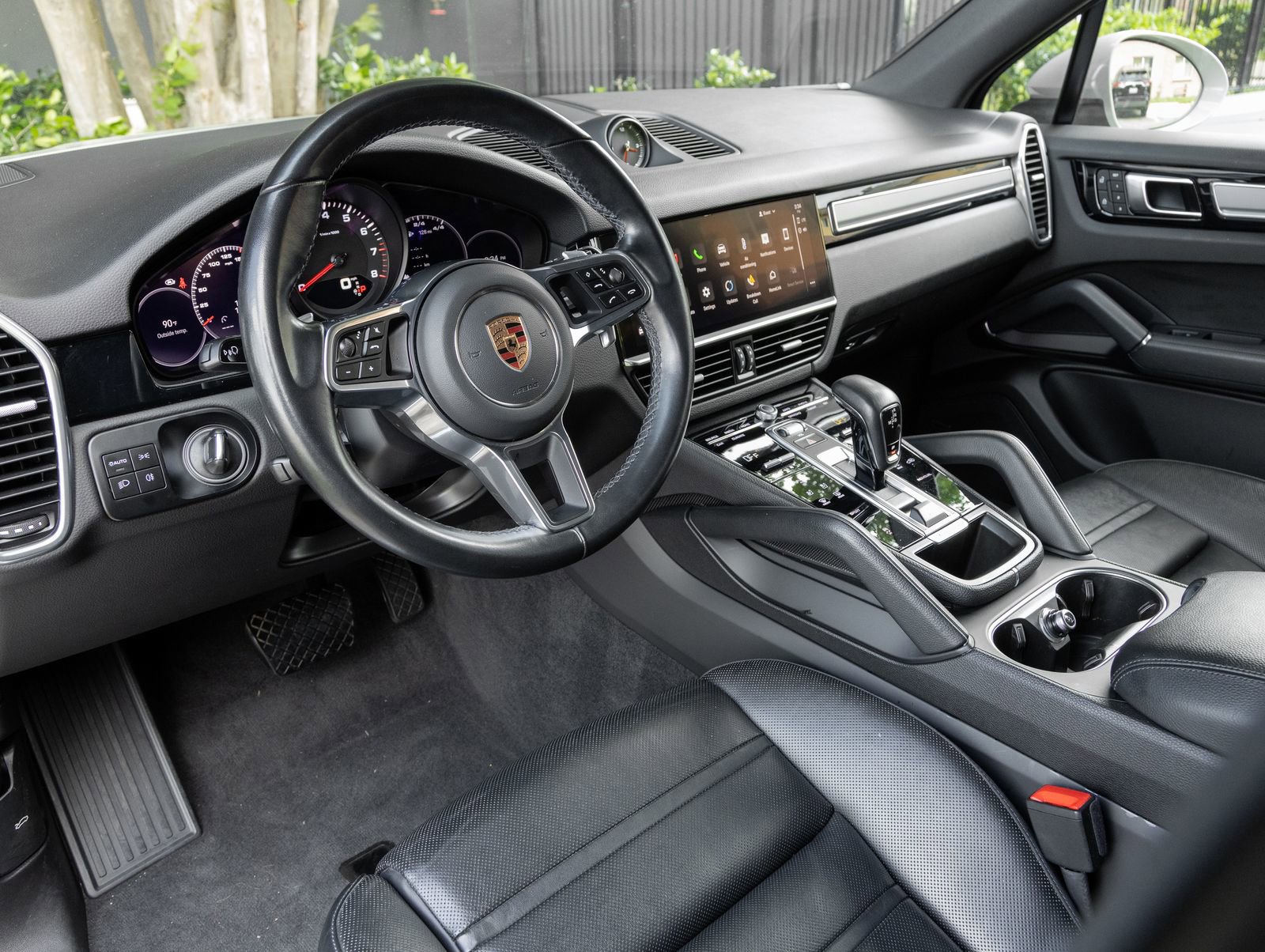 Certified 2023 Porsche Cayenne Platinum Edition image 4