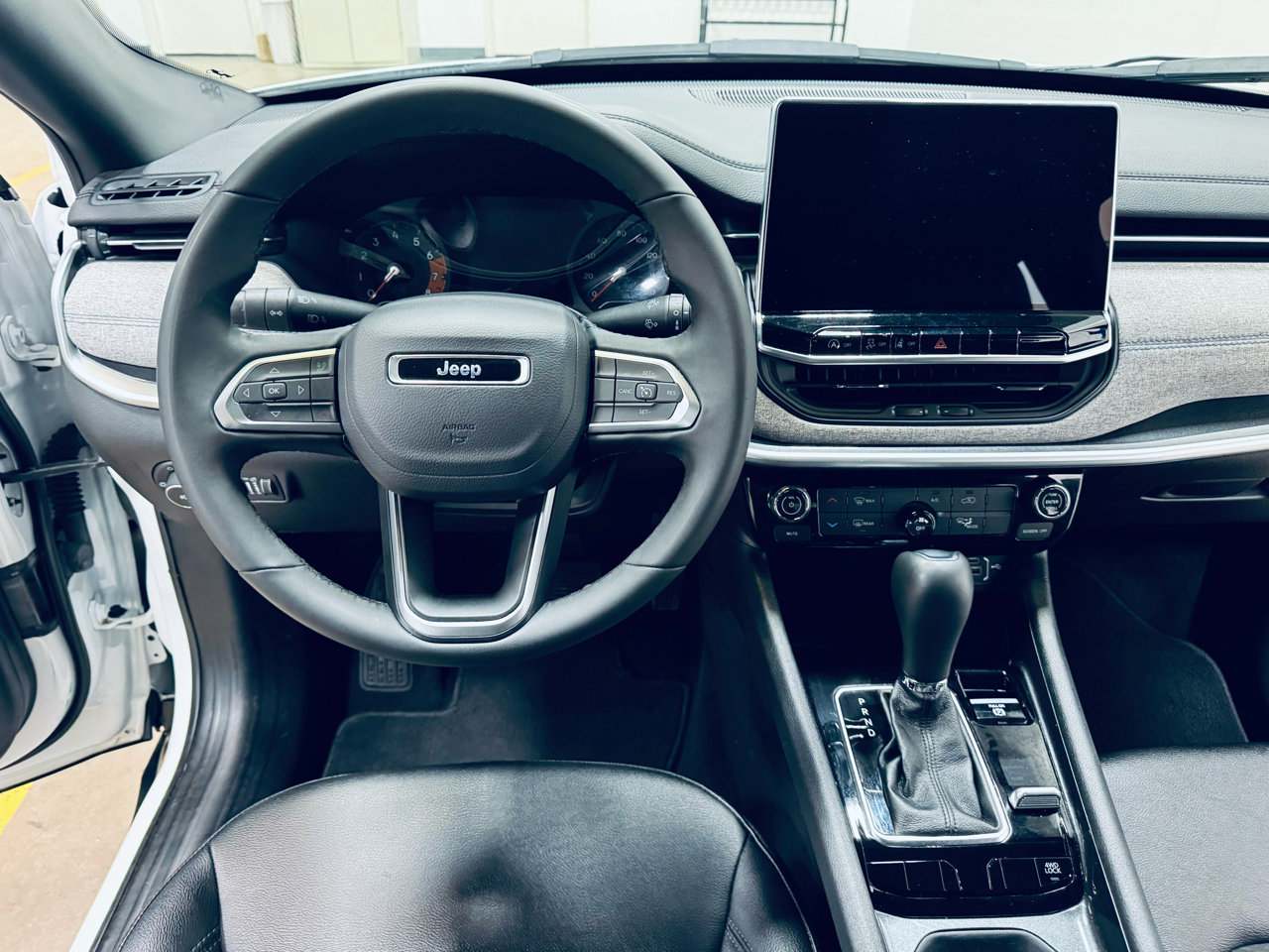 Used 2024 Jeep Compass Latitude image 38