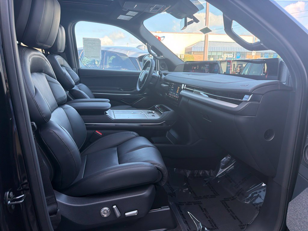 New 2027 Lincoln Navigator Reserve w/ Jet Appearance Package AWD/4WD image 7