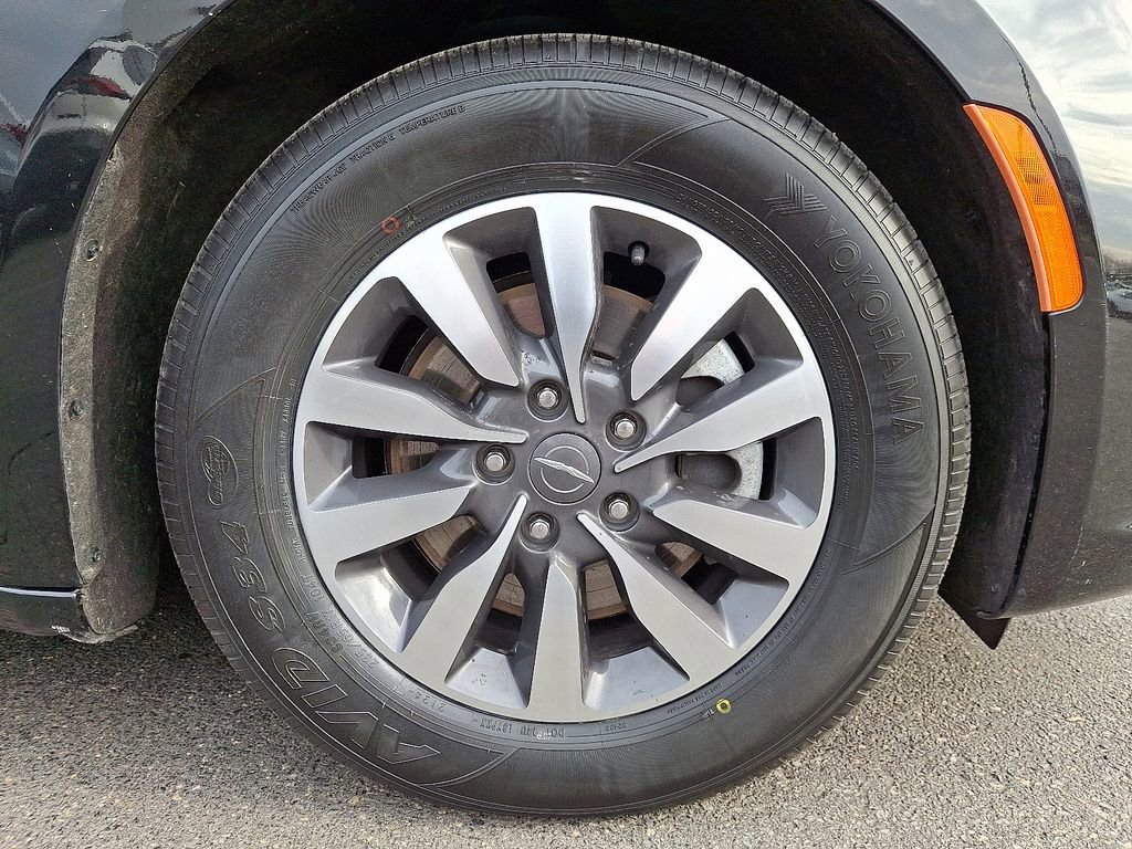 Used 2023 Chrysler Pacifica Touring-L image 8