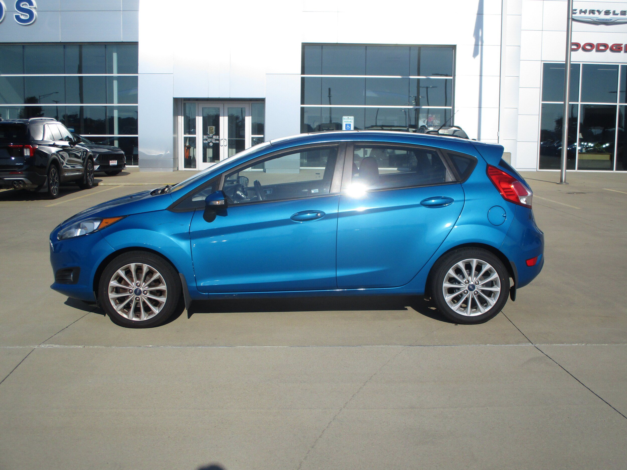 Used 2014 Ford Fiesta SE w/ Equipment Group 201A FWD image 2