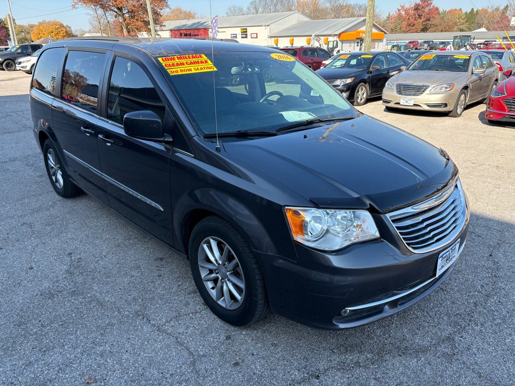 Used 2016 Chrysler Town & Country Touring video 1