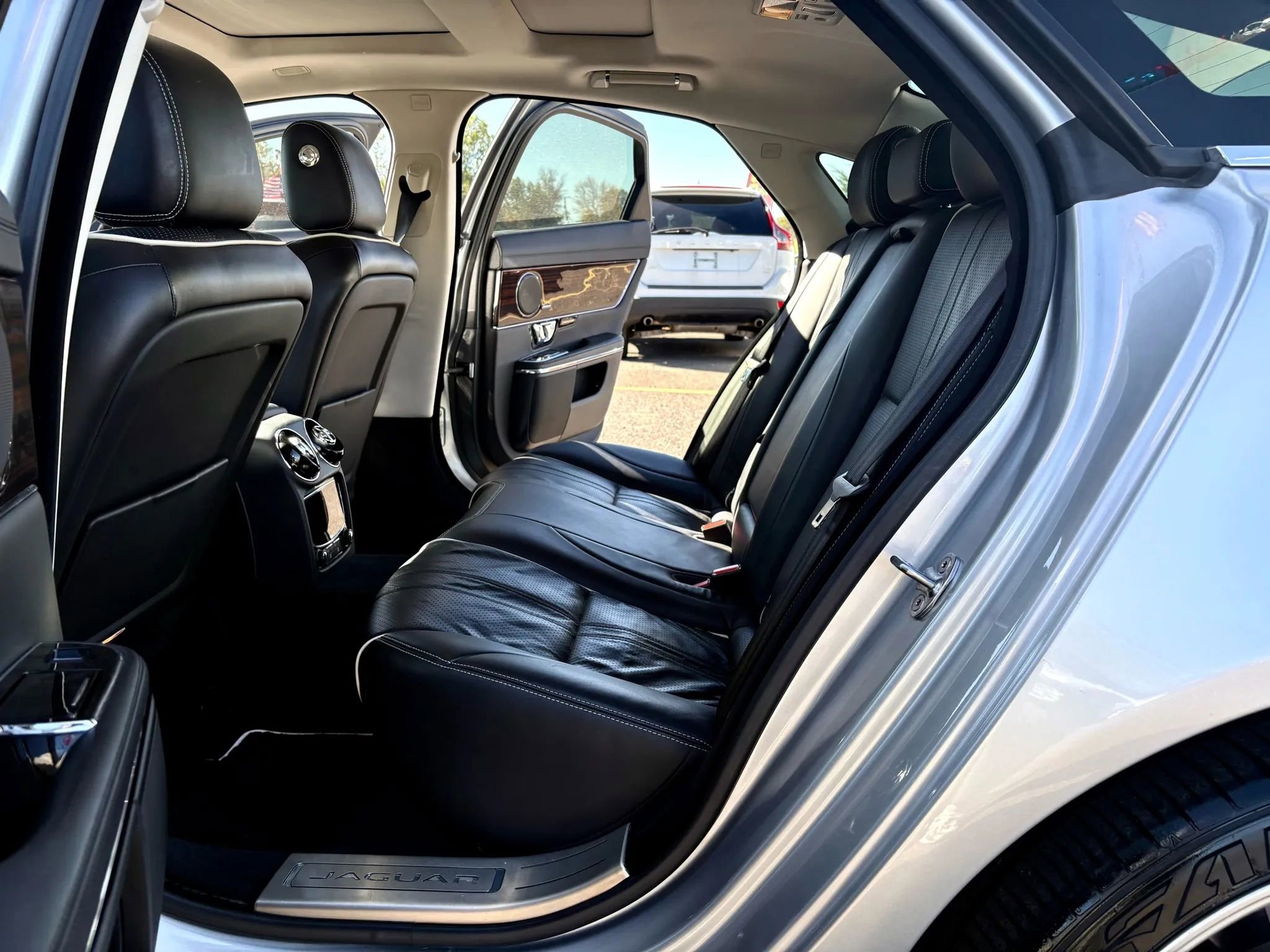 Used 2017 Jaguar XJ R-Sport image 19