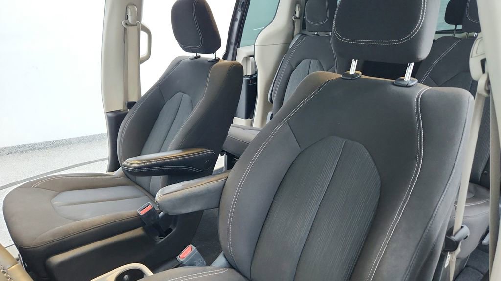 Used 2023 Chrysler Voyager LX image 15