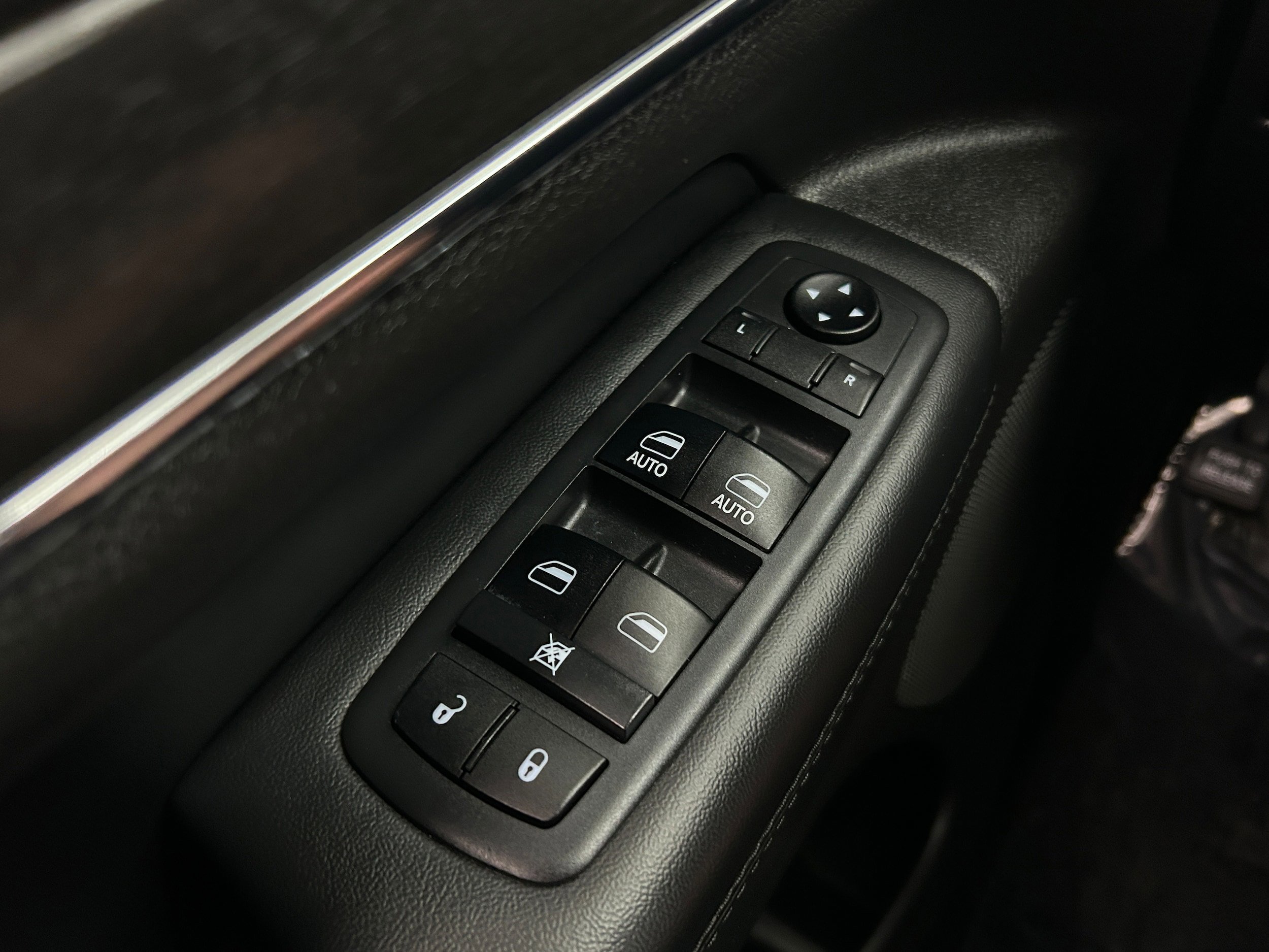 Used 2018 Jeep Grand Cherokee Limited AWD/4WD image 25