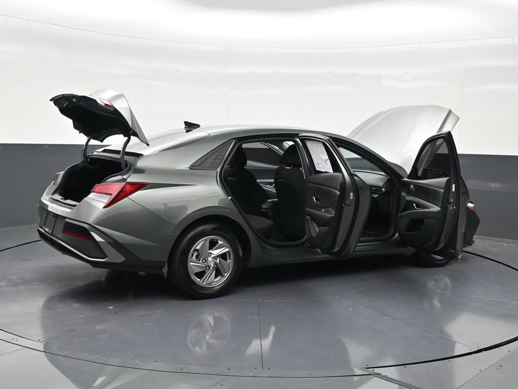 Used 2025 Hyundai Elantra SE image 31