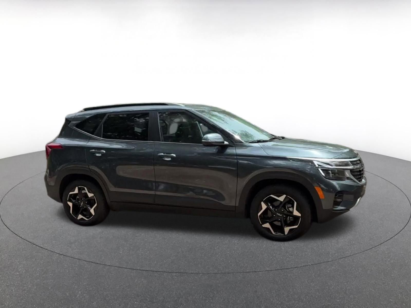 Used 2025 Kia Seltos S image 2