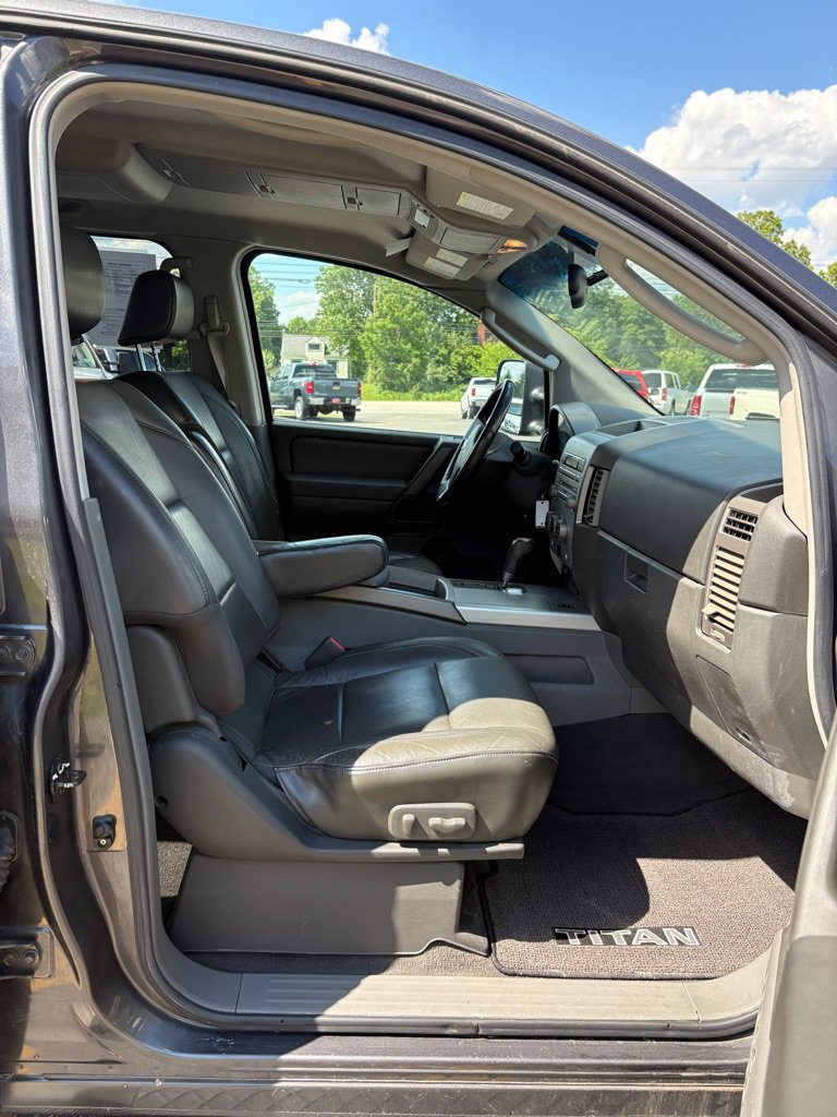 Used 2005 Nissan Titan LE w/ (T01) Tow Pkg AWD/4WD image 12