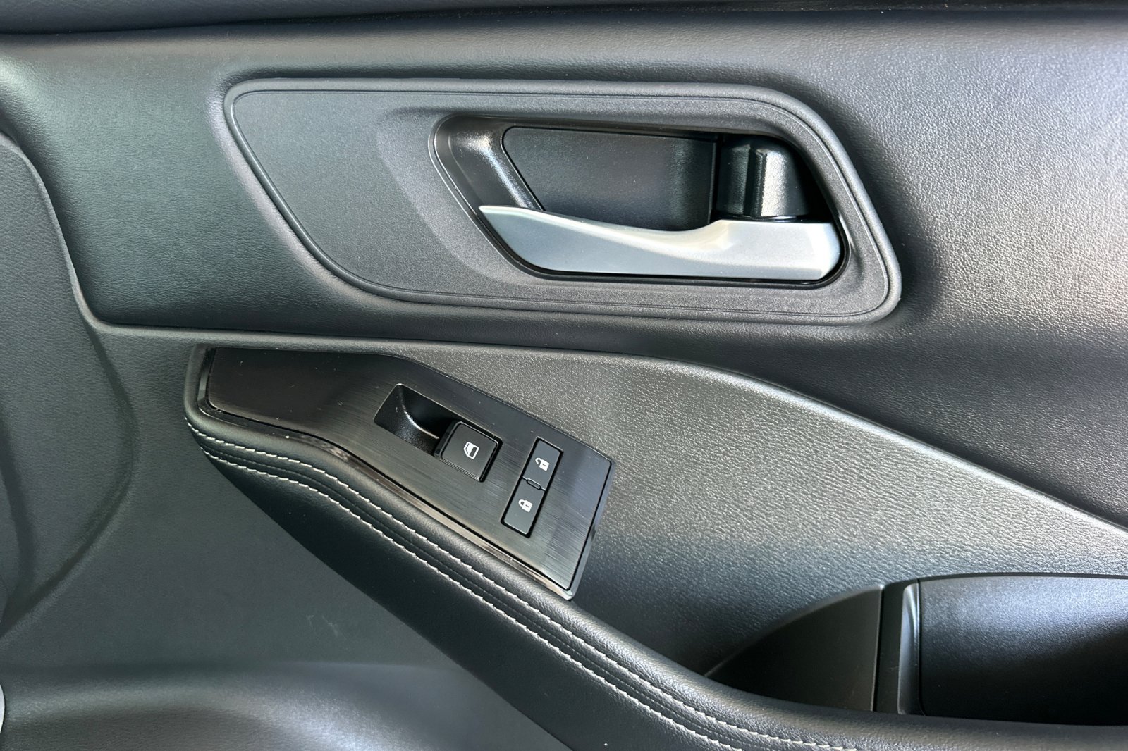 Used 2025 Nissan Rogue SV FWD image 22