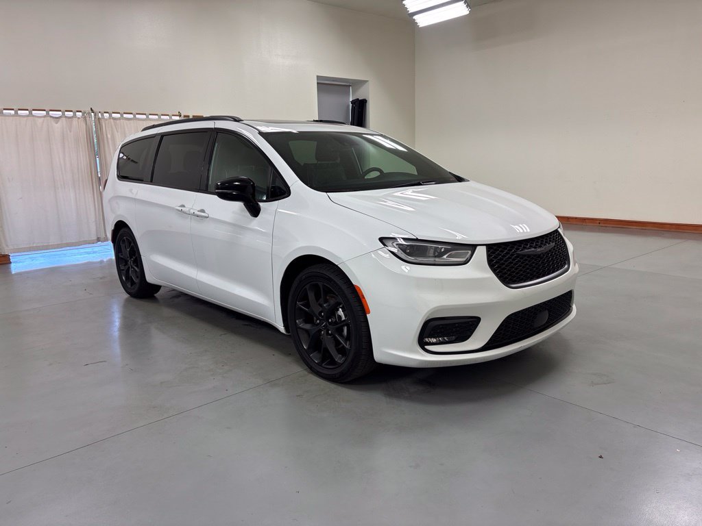 Used 2025 Chrysler Pacifica Limited FWD image 2